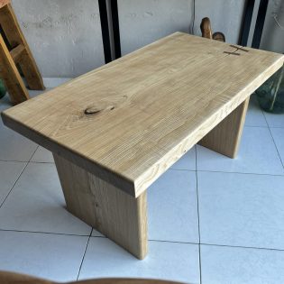 mesa de centro de madera de fresno con paras de madera rustica