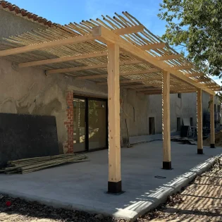 pergola de madera maciza de pino abeto laminada 50 metros cuadrados m2 estilo ibizenco ibiza varas ecualipto (2)