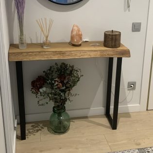 recibidor de madera maciza de roble con patas metalicas